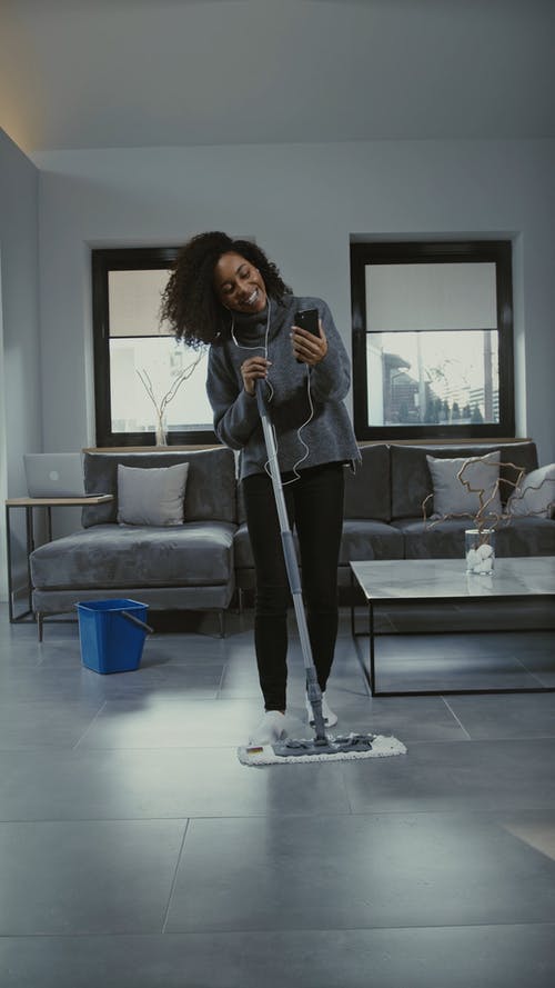 有关垂直视频, 女人, 客厅的免费素材视频