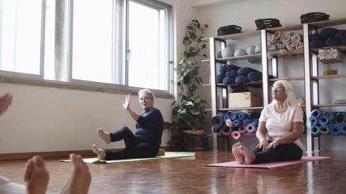 展示瑜伽姿势的瑜伽教练 · 免费素材视频