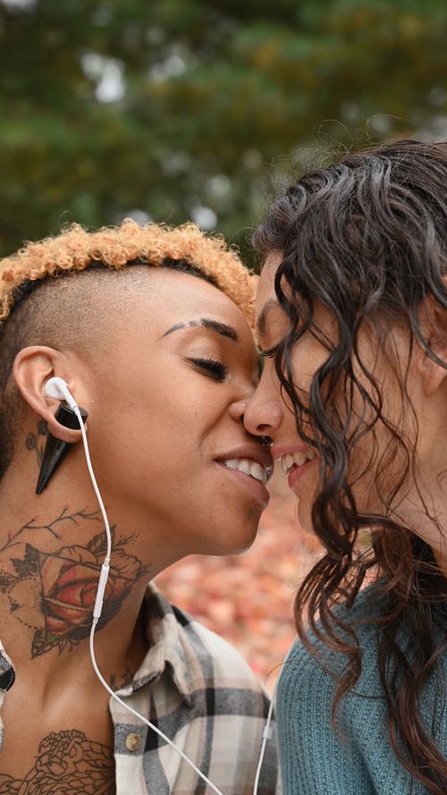 有关一对, 公共, 垂直视频的免费素材视频