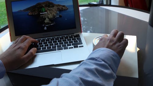 有关手, 打字, 笔记本电脑的免费素材视频