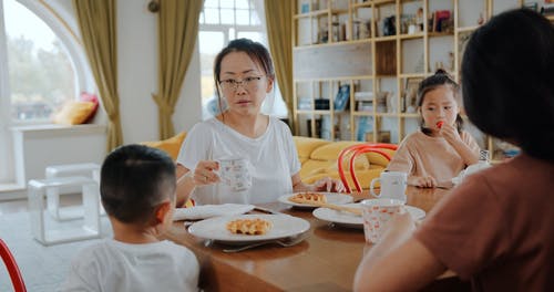 一个亚洲家庭一起吃早餐 · 免费素材视频