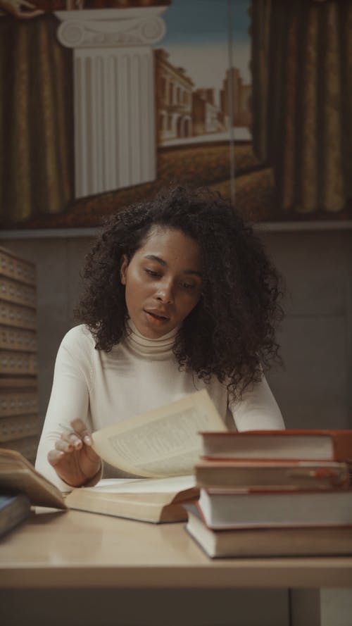 有关严肃, 图书馆, 坐的免费素材视频