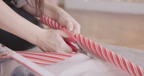 一个女人切割礼品包装纸 · 免费素材视频