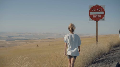 有关女人, 後视图, 步行的免费素材视频