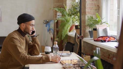 有关（顶部有小羊毛球的）羊毛帽子, 3C用品, 人的免费素材视频