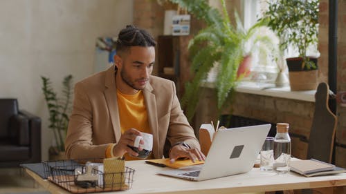 有关3C用品, 咖啡, 坐的免费素材视频