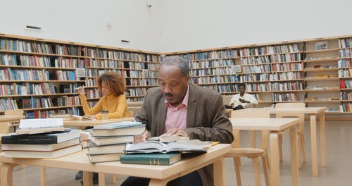 图书馆内的人 · 免费素材视频