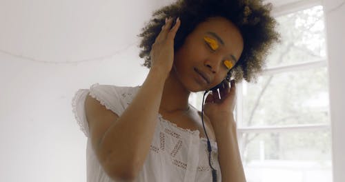 有关倾听, 卷发, 特写的免费素材视频