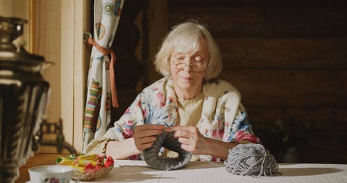 有关嗜好, 坐, 女人的免费素材视频