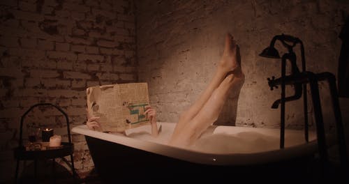 有关报纸, 女人, 沐浴的免费素材视频