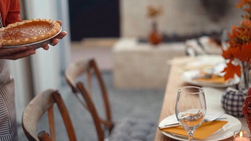 有关下落, 南瓜派, 女手的免费素材视频