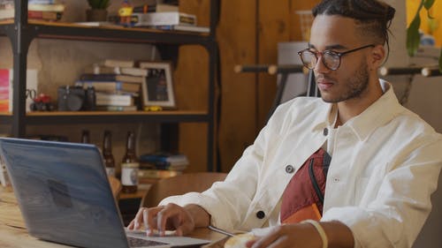 有关3C用品, 人, 吃的免费素材视频