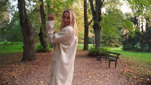 有关公园, 年轻女子, 微笑的免费素材视频