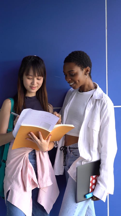 有关垂直视频, 女性, 室内的免费素材视频