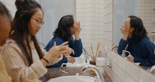 在浴室内化妆的女孩 · 免费素材视频