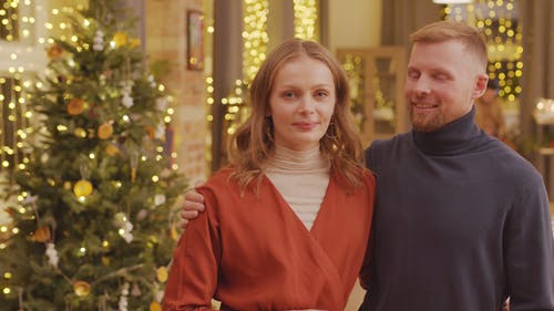 一对夫妇在家庆祝圣诞节 · 免费素材视频