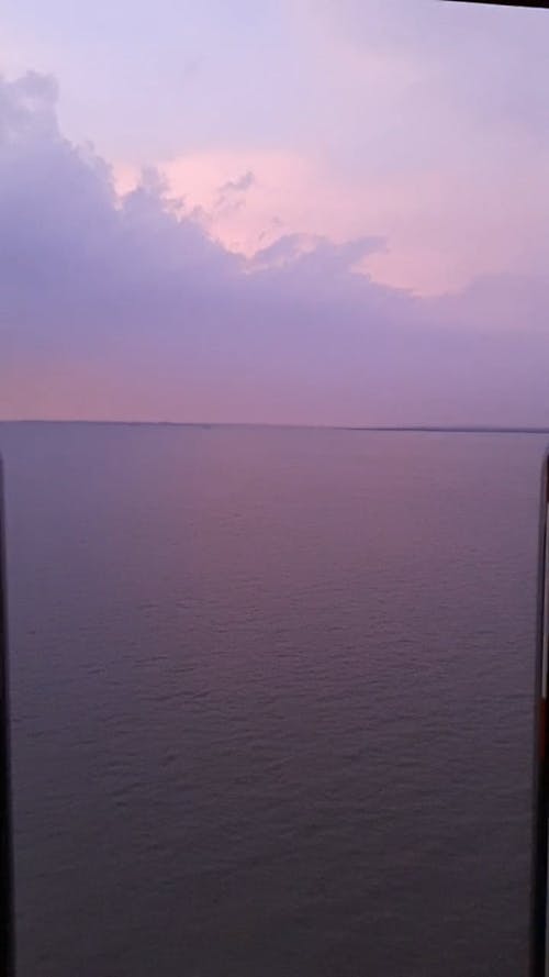 有关和平的, 垂直视频, 平静的水面的免费素材视频