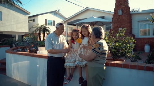 祖父母为孙子送花 · 免费素材视频