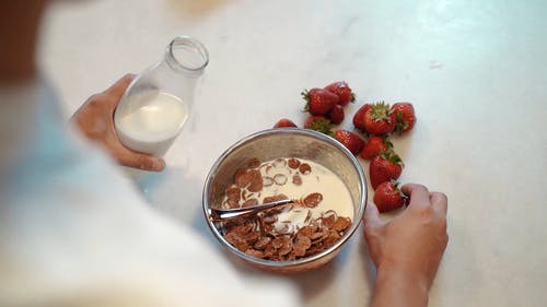 有关倾注, 牛奶, 碗的免费素材视频