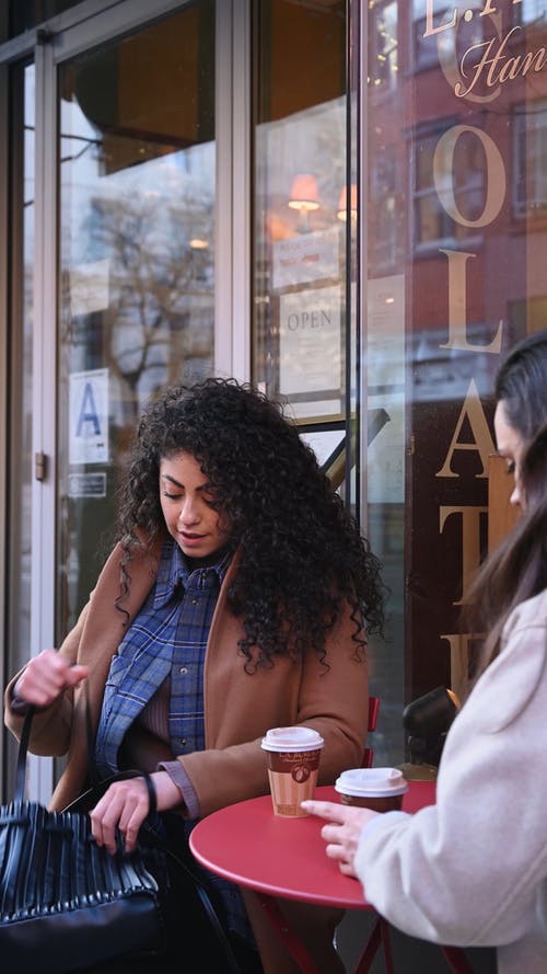 有关3C用品, 冬季夹克, 咖啡的免费素材视频