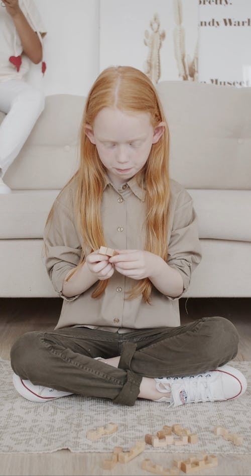 有关休闲, 儿童, 地板的免费素材视频