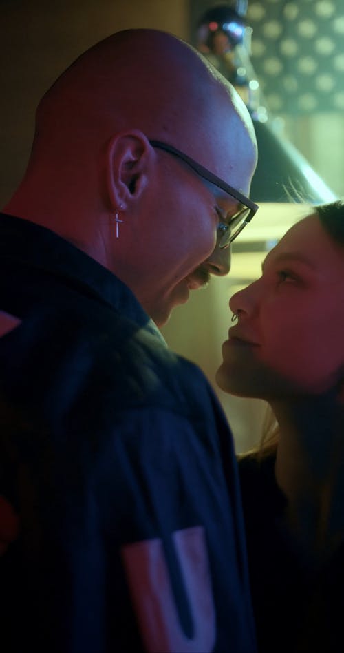 有关一对, 乱放电, 垂直视频的免费素材视频