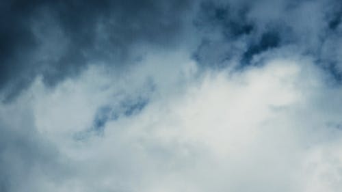 有关从下面, 低角度视图, 多云的天空的免费素材视频