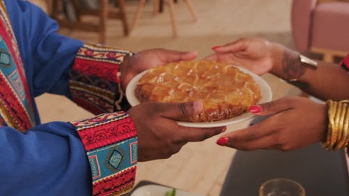 女人把食物放在桌子上的视频 · 免费素材视频