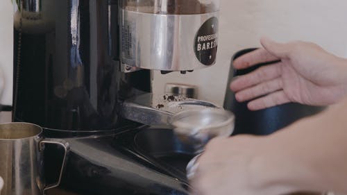 有关咖啡因, 咖啡师, 咖啡研磨机的免费素材视频