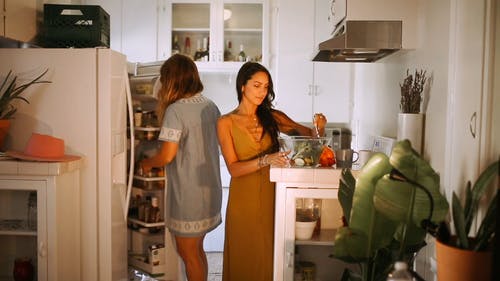 一对妇女夫妇在厨房里准备沙拉 · 免费素材视频