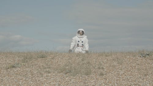 宇航员独自行走 · 免费素材视频