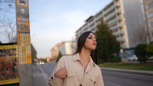 有关公车站, 冷色调, 咖啡色头发的女人的免费素材视频