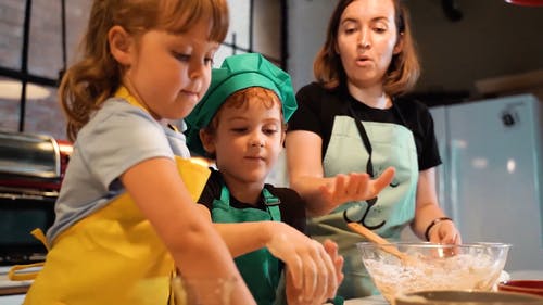 有关围裙, 女人, 女儿的免费素材视频