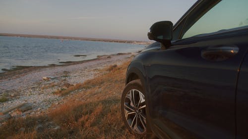 有关停放的汽车, 侧面图, 岩石海岸的免费素材视频