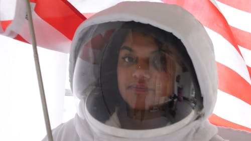 拿着国旗的太空服的女人 · 免费素材视频