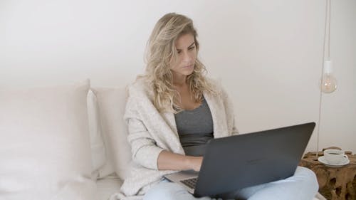 女人忙着用她的笔记本电脑 · 免费素材视频