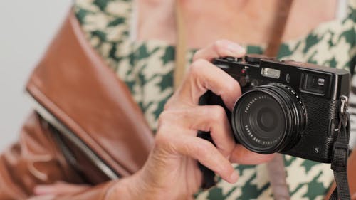 有关3C用品, 复古相机, 握住的免费素材视频