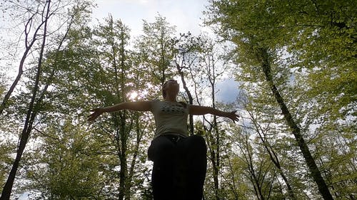 有关人, 低角度拍摄, 坐的免费素材视频