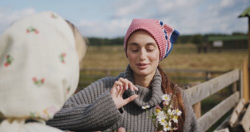 有关一起, 多云的天空, 年轻女性的免费素材视频