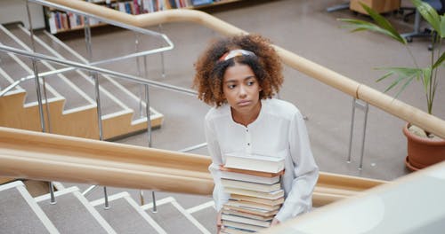 女人携带书 · 免费素材视频