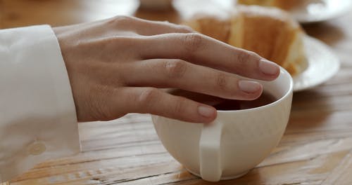 在陶瓷杯盖上滚动手指 · 免费素材视频