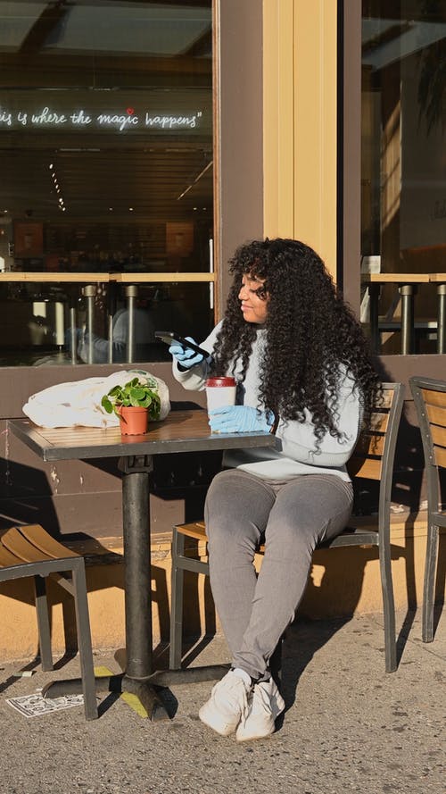 有关坐, 垂直视频, 户外的免费素材视频