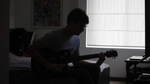 有关人, 吉他, 室内的免费素材视频