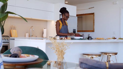 一个女人在厨房里做饭 · 免费素材视频