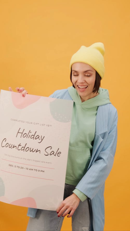 一个女人抱着假期倒计时销售海报 · 免费素材视频