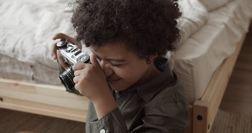 有关儿童, 在地上, 在家的免费素材视频