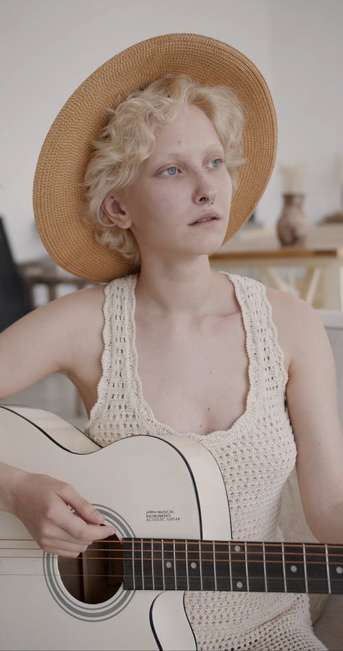 弹吉他的女人 · 免费素材视频