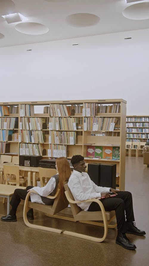 有关图书, 图书馆, 坐的免费素材视频