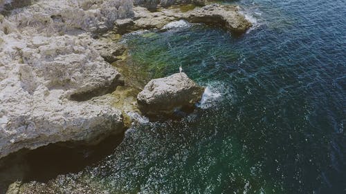 有关岩石, 波浪撞击, 海的免费素材视频