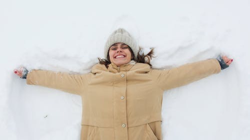 有关（顶部有小羊毛球的）羊毛帽子, happines, 下雪的免费素材视频